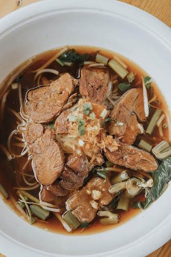 โกอ้นเกาเหลาแหลมฉบัง - การบริการอาหารและที่พัก