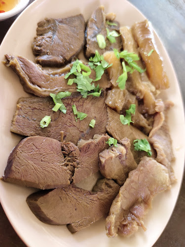 เจ้าขุน ก๋วยเตี๋ยวเนื้อตุ๋น หม้อไฟ - การบริการอาหารและที่พัก