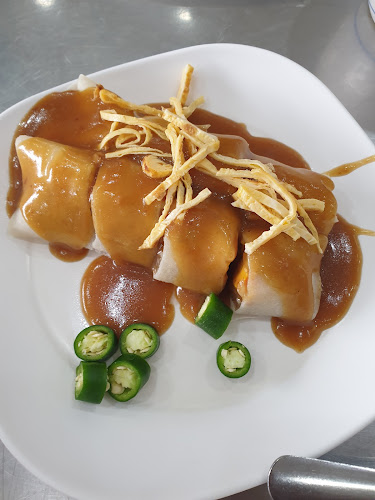 ยอดผักเมืองทอง ราดหน้า - การบริการอาหารและที่พัก