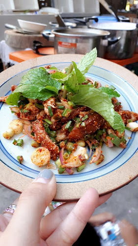 ส้มตำกำแพงแตก - การบริการอาหารและที่พัก