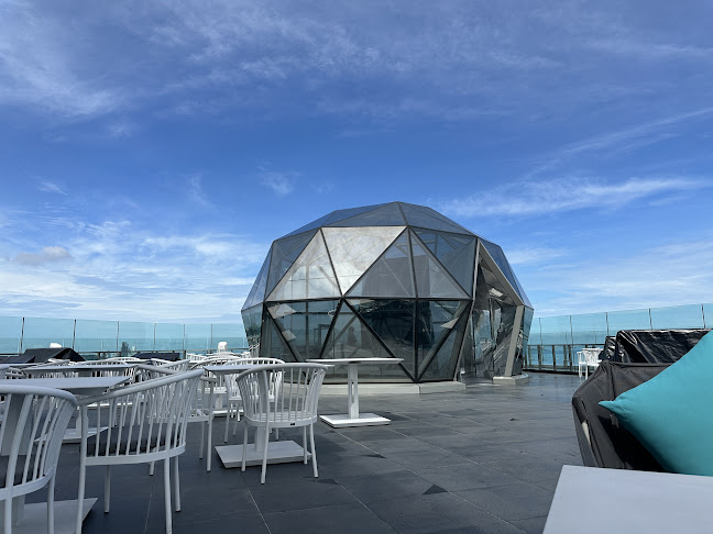 The Sky32 Restaurant - การบริการอาหารและที่พัก