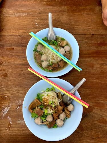 โอชารส ลูกชิ้นเนื้อ - การบริการอาหารและที่พัก