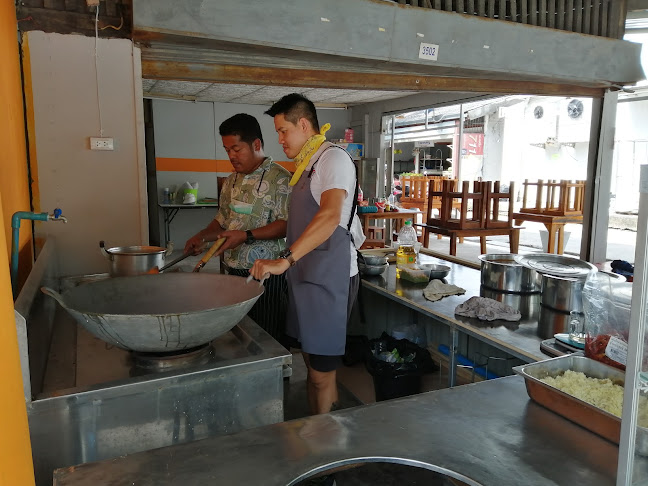 Comentarii opinii despre ร้านก๋วยเตี๋ยวไก่​ เนื้อ​ ตุ๋น​ HALAL FOOD สาขา 2 ตลาดแหลมดิน​ @samui