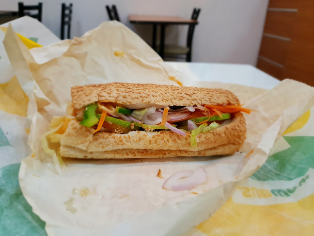 Subway Pathong Beach - การบริการอาหารและที่พัก