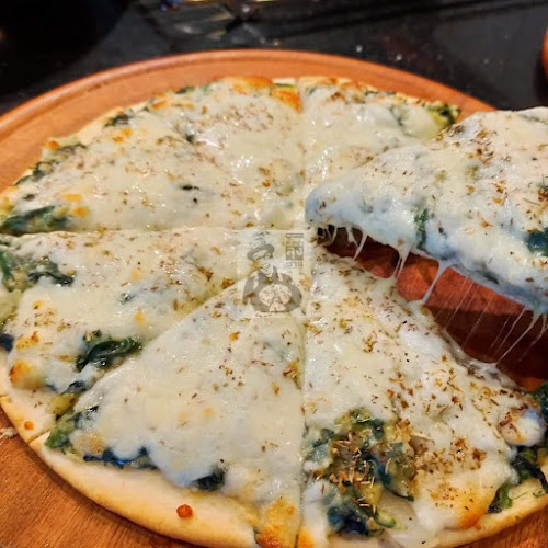 Mr.SAN PIZZA & พิซซ่าลุงซาน สาขาภูเก็ต - การบริการอาหารและที่พัก