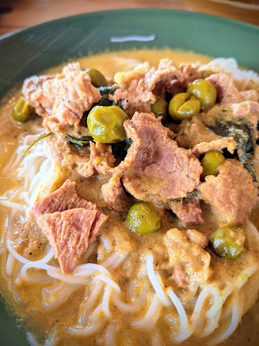 ร้านหนมจีนบ้านฉลอง - การบริการอาหารและที่พัก