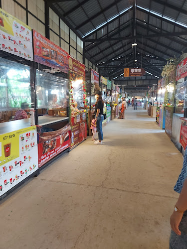 ตลาดนัดเรือบิน - การบริการอาหารและที่พัก