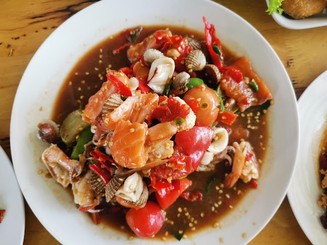 สวนผู้พันเมืองย่า ผู้พันตำแซ่บ - การบริการอาหารและที่พัก