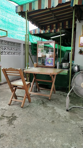 เตี๋ยวไทยโบราณใต้ต้นจันเจ๊แป๋ม - การบริการอาหารและที่พัก