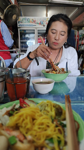 โกยูร หมี่ฮกเกี้ยน - การบริการอาหารและที่พัก