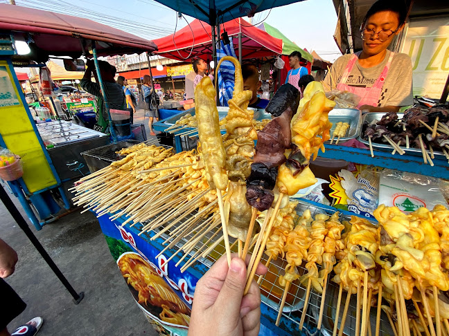 ตลาดนัดเรือบิน - การบริการอาหารและที่พัก