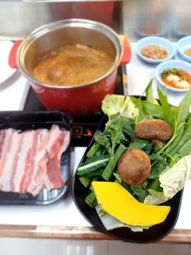 เฮียเสือชาบูสายพาน - การบริการอาหารและที่พัก