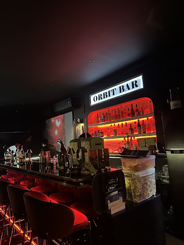 Orbit Bar & Restaurant - การบริการอาหารและที่พัก