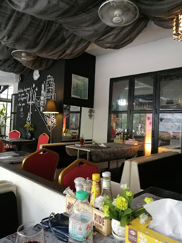 Joy's HOME Bar&Restaurant - การบริการอาหารและที่พัก