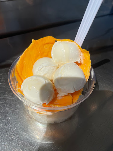 ไอติมไข่แข็ง - การบริการอาหารและที่พัก