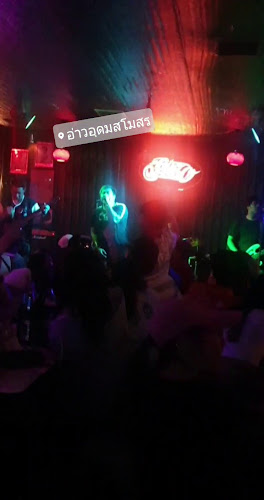 อ่าวอุดมสโมสร - การบริการอาหารและที่พัก