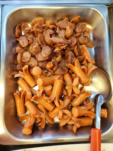 บ้านคุณปู่ (สาขากอไกด์ แสยะยิ้ม) - การบริการอาหารและที่พัก