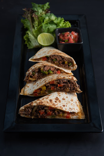 Vitaphorn Authentic Thai Restaurant​ & Steak House - การบริการอาหารและที่พัก