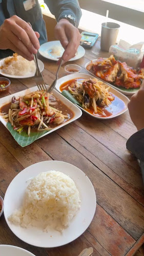 ส้มตำกำแพงแตก - การบริการอาหารและที่พัก