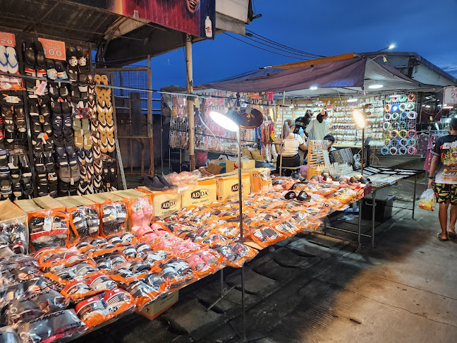 ถนนคนเดิน นครสวรรค์(ริมแม่น้ำเจ้าพระยา) - การบริการอาหารและที่พัก