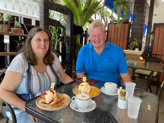 COZY CAFE AT KARON - การบริการอาหารและที่พัก