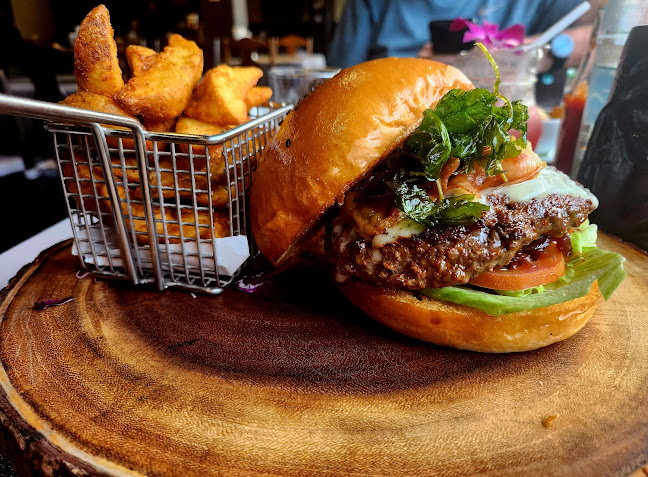 Two Chefs Kata Beach - การบริการอาหารและที่พัก