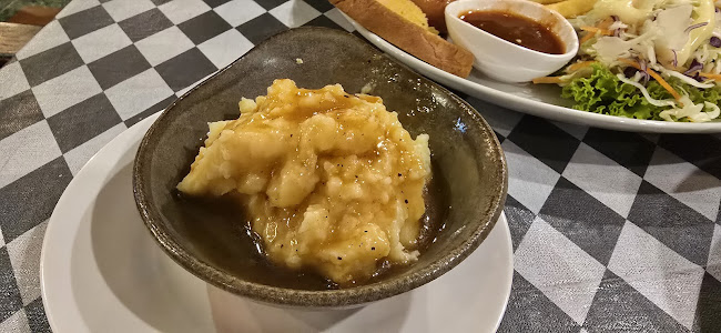 IRISH GRILL Steak House - การบริการอาหารและที่พัก