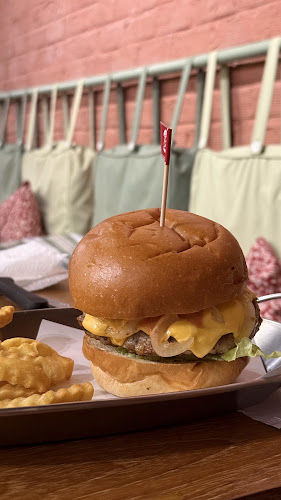 FIVE Loaves Burgers & Cafe’ - การบริการอาหารและที่พัก