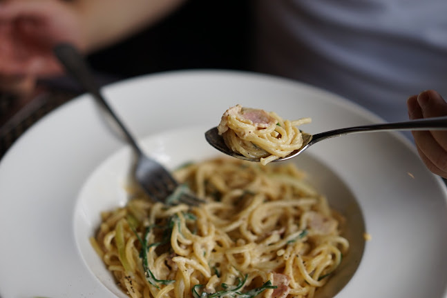 Two Chefs Kata Beach - การบริการอาหารและที่พัก