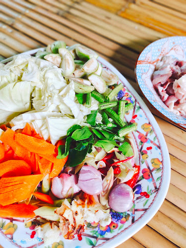 ไก่ต้มน้ำปลากาญจนา - การบริการอาหารและที่พัก