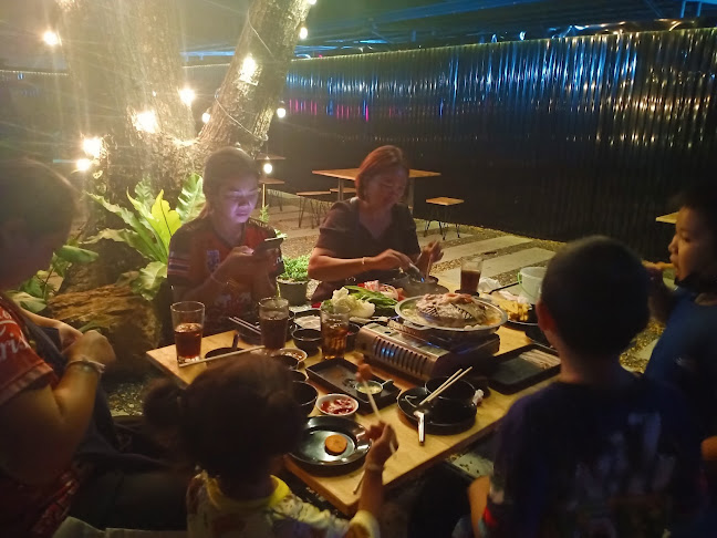 หลุมดำบาร์แอนด์การ์เด้นท์ - การบริการอาหารและที่พัก