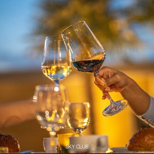 Opinii despre Sky Club Cocktails Restaurant & Bar în อำเภอกะทู้ - การบริการอาหารและที่พัก