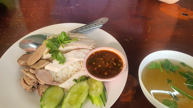 เหน่ง รสเยี่ยม - การบริการอาหารและที่พัก