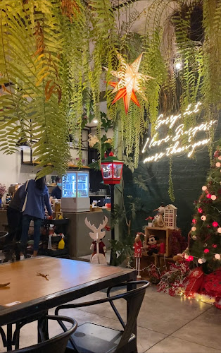 FIVE Loaves Burgers & Cafe’ - เมือง