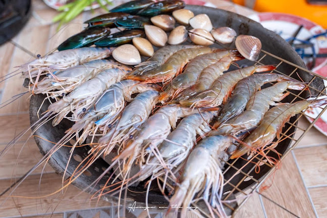 บ้านปิ้งย่าง ภูเก็ต - การบริการอาหารและที่พัก