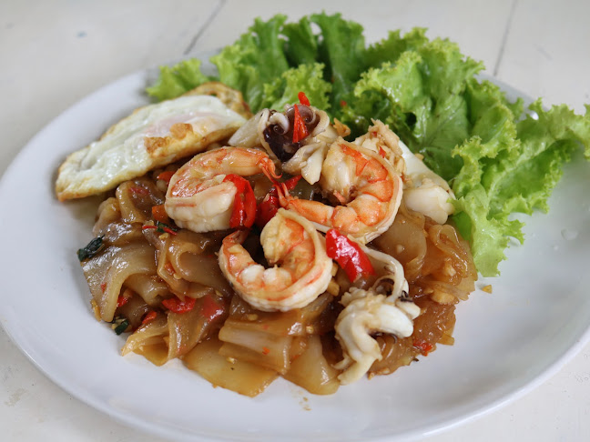 กะเพราเข้าเส้น - การบริการอาหารและที่พัก