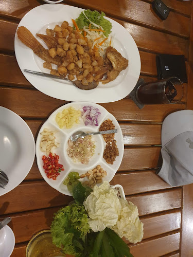 ครัวสวนปลา รีสอร์ท แอนด์ เรสเตอรองก์ - การบริการอาหารและที่พัก