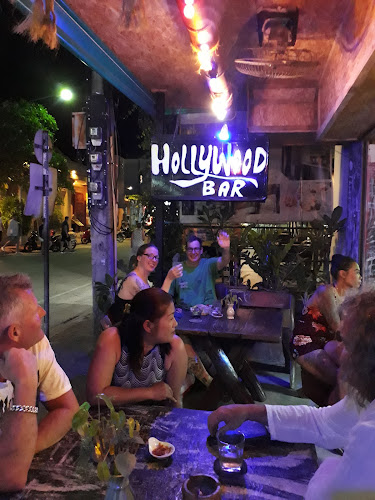 Opinii despre ฮอลลีวู้ด บาร์ în อำเภอเมืองภูเก็ต - การบริการอาหารและที่พัก