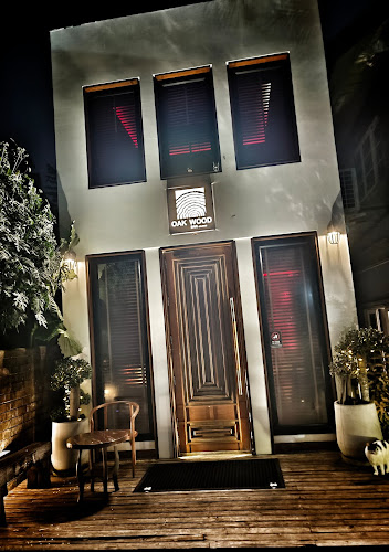 Oak wood bar - การบริการอาหารและที่พัก