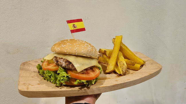 The Chiringo Phuket - การบริการอาหารและที่พัก