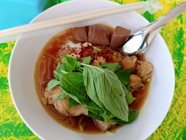 Opinii despre ก๋วยเตี๋ยวไก่ตุ๋นบุฟเฟ่ต์-ข้างวัดป่าศรัทธารวม în เมือง - การบริการอาหารและที่พัก