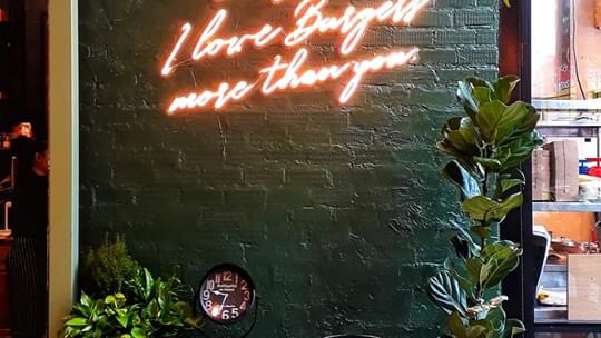 FIVE Loaves Burgers & Cafe’ - การบริการอาหารและที่พัก