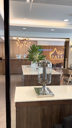 M Space Cafe&Bistro Pattaya - การบริการอาหารและที่พัก