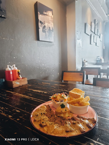 เรื่องของสเต๊ก สาขาชลประทาน - การบริการอาหารและที่พัก