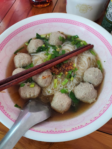 ก๋วยเตี๋ยวเจ๊ส้ม - การบริการอาหารและที่พัก