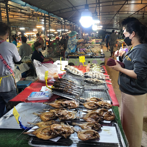 ตลาดเจ๊ผ่อง - การบริการอาหารและที่พัก