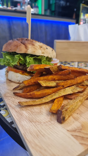 Blow Amur Burger Club - การบริการอาหารและที่พัก