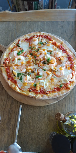 Livv Cafe' & Restaurant Pattaya - การบริการอาหารและที่พัก