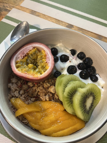 Travelers Coffee Phuket - การบริการอาหารและที่พัก