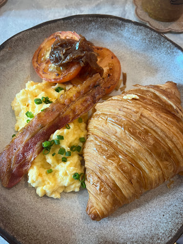 27 ถนน รัษฎา ตำบลตลาดใหญ่ อำเภอเมืองภูเก็ต ภูเก็ต 83000